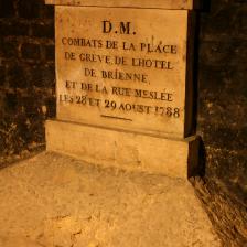 Plaque – Combats de l’hôtel de Brienne et de la rue Meslée les 28 et 29 août 1788. © Musée Carnavalet / Philippe Ladet / Mairie de Paris