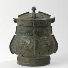 "Vase Yu". Bronze. Chine, dynastie des Shang. Paris, musée Cernuschi. © Stéphane Piera / Musée Cernuschi / Roger-Viollet