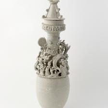 "Vase funéraire en porcelaine, époque Song, Chine (960-1279)". Porcelaine. Paris, musée Cernuschi. © Stéphane Piera / Musée Cernuschi / Roger-Viollet