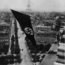 Pavois nazi sur l’arc de triomphe. 1940  © Photo Atlantic, Musée du Général Leclerc de Hauteclocque et de la Libération de Paris/Musée Jean Moulin (Paris Musées) 